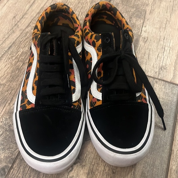 Vans leopard size 8.5 - Picture 2 of 3